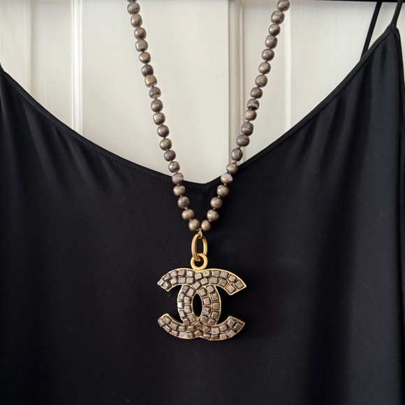 BIG DESIGNER SALE! Vintage Chanel Gray Faux Pearl Necklace Rare statement piece! - Picture 1 of 11